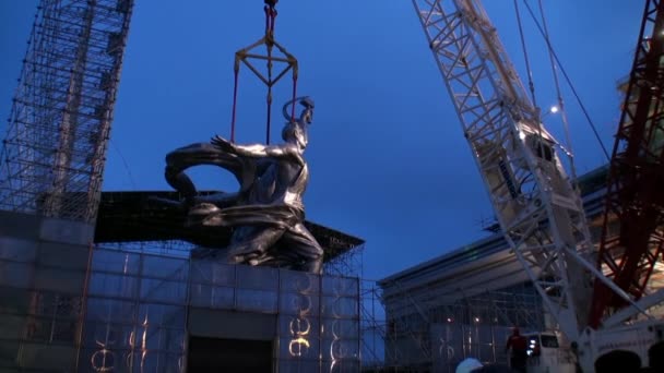 Symbole de la faucille et du marteau de la ferme ouvrière et collective de l'ère soviétique . — Video