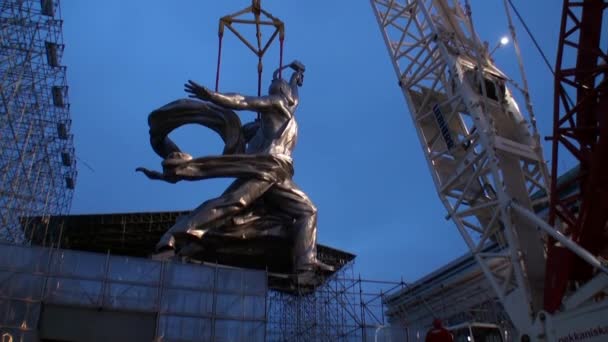Symbol w czasach sowieckich pracowników i kobieta kołchozu sierp i młot. — Wideo stockowe