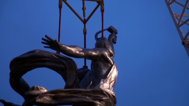 Symbole de la faucille et du marteau de la ferme ouvrière et collective de l'ère soviétique . — Video