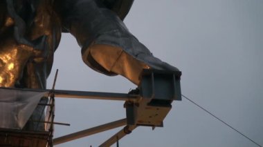 Heykel çalışan yükleme ve toplu tarlası kadını bir vinç ile.