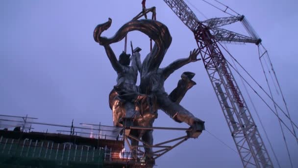 Installation de sculpture ouvrière et femme de ferme collective avec une grue . — Video