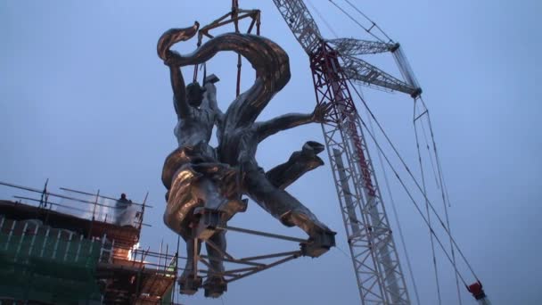 Installazione di scultura Operaio e Fattoria Collettiva Donna con gru . — Video Stock