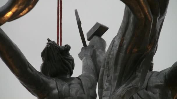 Installazione di scultura Operaio e Fattoria Collettiva Donna. — Video Stock