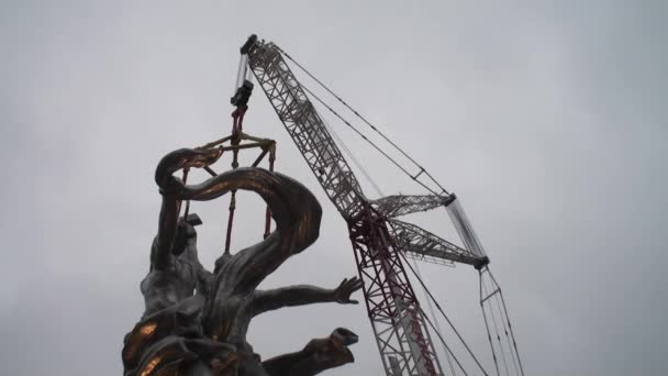 Instalación de escultura trabajadora y campesina colectiva. — Vídeos de Stock