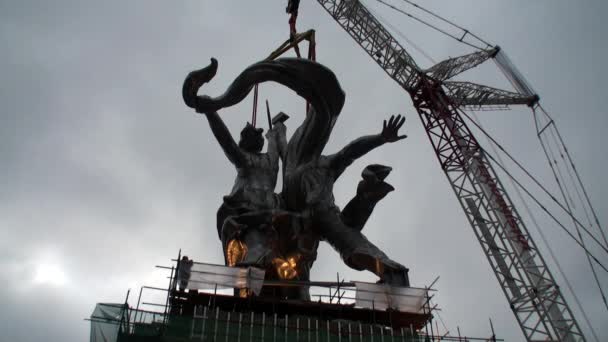 Installazione di scultura Operaio e Fattoria Collettiva Donna. — Video Stock