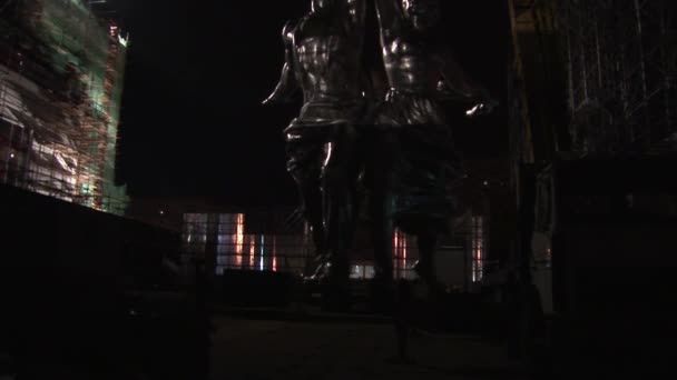 Symbol of Soviet era "Worker and Collective Farm Woman" sickle and hammer. — Stock Video