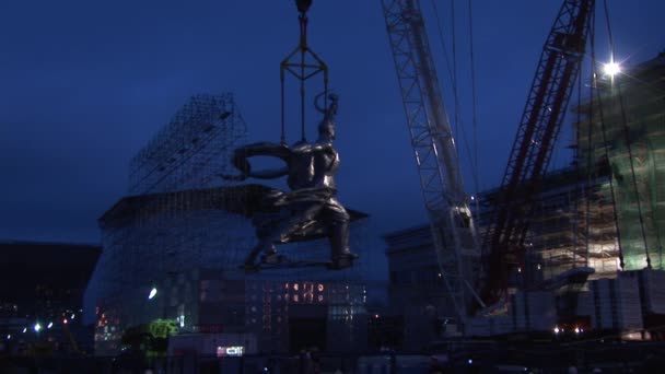 Symbol of Soviet era "Worker and Collective Farm Woman" sickle and hammer. — Stock Video