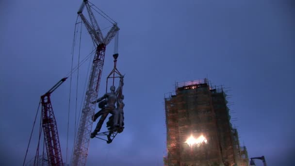 Symbool van het sovjettijdperk "Werknemer en collectieve boerderij Woman" sikkel en hammer. — Stockvideo