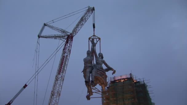 Symbol för sovjettiden ”arbetare och kollektiva bondmoran” skäran och hammare. — Stockvideo