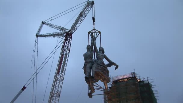 Symbol of Soviet era "Worker and Collective Farm Woman" sickle and hammer. — Stock Video