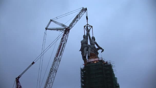 Symbol för sovjettiden ”arbetare och kollektiva bondmoran” skäran och hammare. — Stockvideo