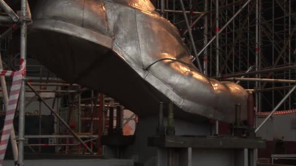 A construção de sapatos é feita de aço inoxidável cromo-níquel . — Vídeo de Stock