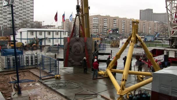 Instalación de la escultura hoz y martillo después de la reconstrucción . — Vídeos de Stock