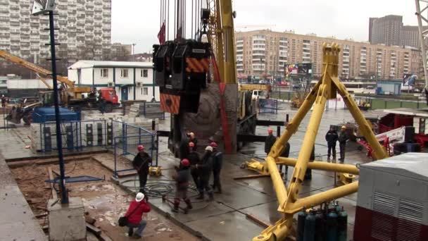 Instalación de la escultura hoz y martillo después de la reconstrucción . — Vídeos de Stock