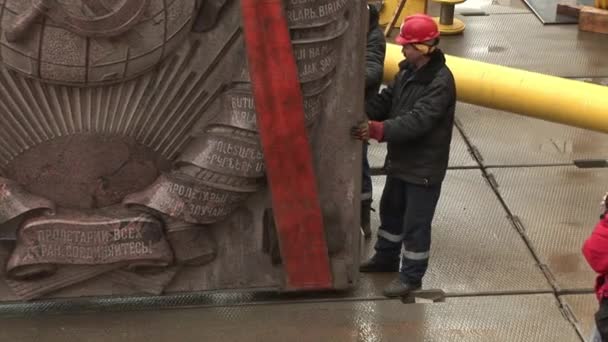 Instalación de la escultura hoz y martillo después de la reconstrucción . — Vídeos de Stock