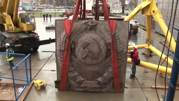 Installation de la faucille de sculpture et du marteau après reconstruction . — Video