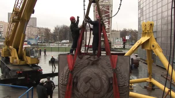 Installation av skulptur skäran och hammare efter rekonstruktion. — Stockvideo