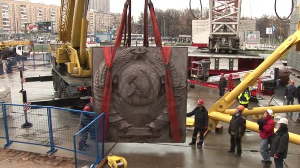 Installazione di falce scultura e martello dopo la ricostruzione . — Video Stock