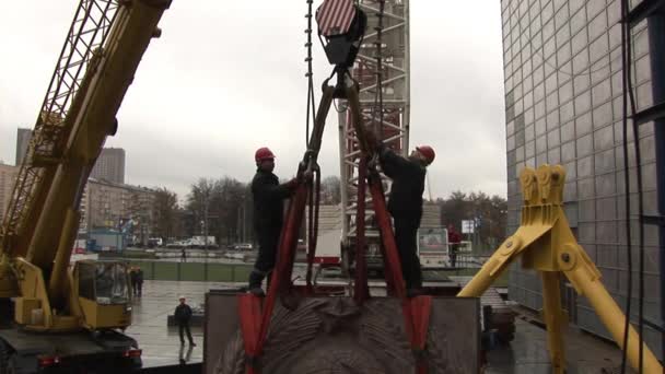 Installatie van beeldhouwkunst sickle en hamer na de wederopbouw. — Stockvideo