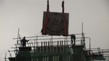 Heykel Orak ve çekiç yüklendikten sonra yeniden yapılanma.