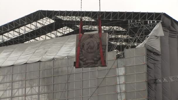 Installation de la faucille de sculpture et du marteau après reconstruction . — Video