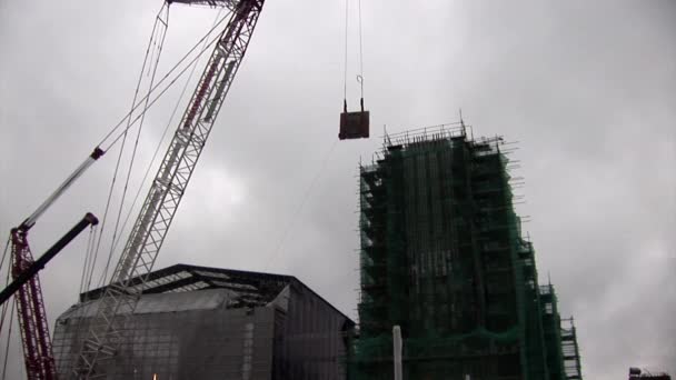 Installatie van beeldhouwkunst sickle en hamer na de wederopbouw. — Stockvideo