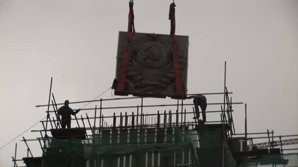 Installazione di falce scultura e martello dopo la ricostruzione . — Video Stock