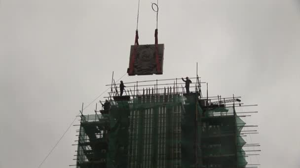 Installazione di falce scultura e martello dopo la ricostruzione . — Video Stock