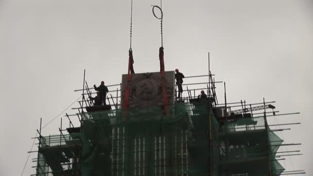 Installazione di falce scultura e martello dopo la ricostruzione . — Video Stock