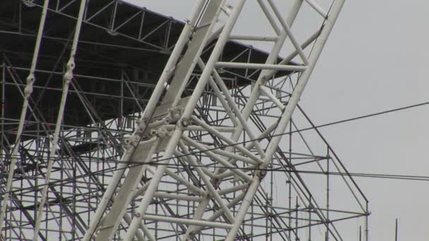 Échafaudages métalliques et tours de construction sur le chantier .