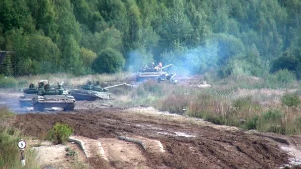 Tanque militar para equipo de béisbol con ametralladoras . — Vídeos de Stock