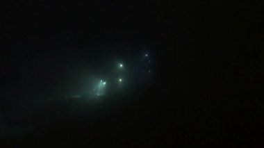Scuba diver gece suyun altında altındaki arka plan üzerinde el feneri ile.