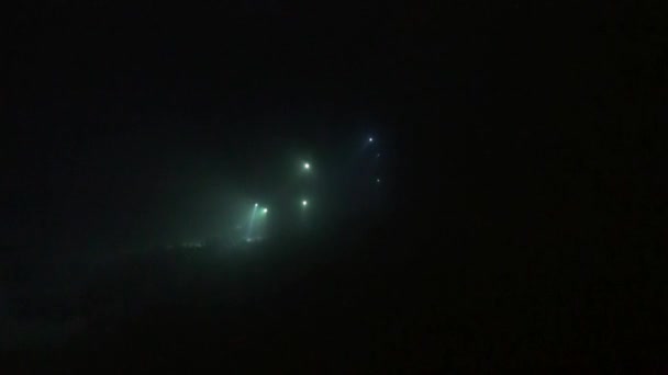 Taucher mit Taschenlampe auf dem Grund bei Nacht unter Wasser. — Stockvideo