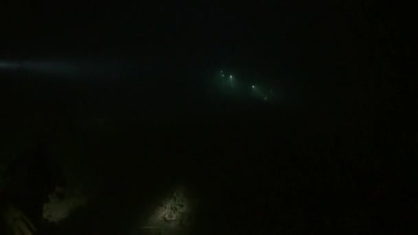 Plongeur sous-marin avec lampe de poche sur le fond de fond la nuit sous l'eau .