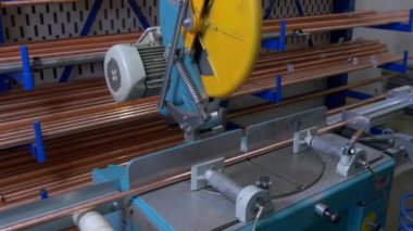 Daire testere robot tarafından otomatik makine ile metal kesme bakır borular.