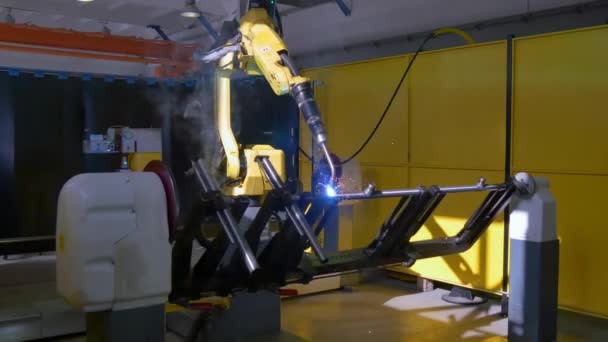 Robot de soudage à l'argon laser en fer métallique dans l'usine 4k . — Video