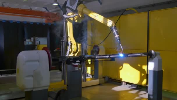 Metal ferro laser argônio soldagem robô na fábrica 4k . — Vídeo de Stock