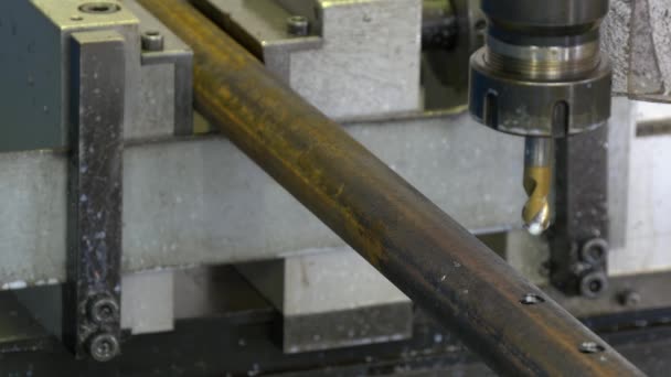Διάτρηση οπών μετάλλων σιδήρου στο εργοστάσιο αργή κίνηση. — Αρχείο Βίντεο