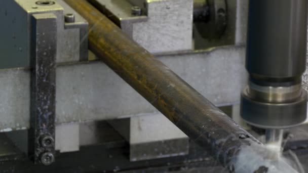 Perfuração de furos Ferro de metal na fábrica câmera lenta . — Vídeo de Stock