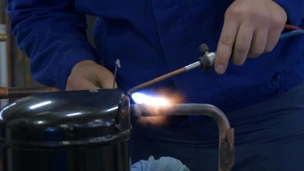 Ręce pracownika podczas spawania metali w fabryce. — Wideo stockowe