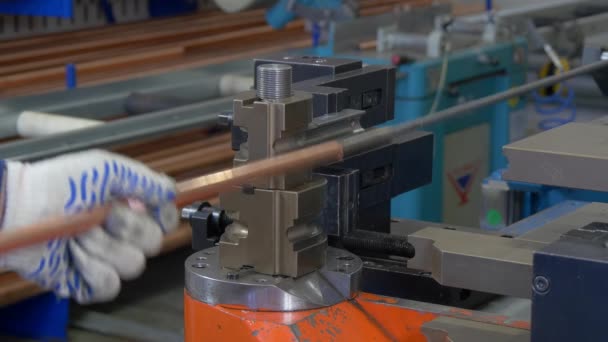 Pliage de tubes métalliques sur une machine industrielle en usine . — Video