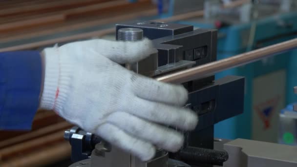 Pliage de tubes métalliques sur une machine industrielle en usine . — Video