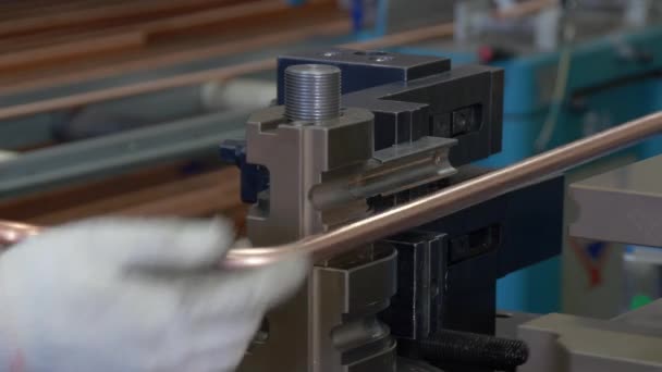 Böjning av metallrör på industrimaskin i fabrik. — Stockvideo