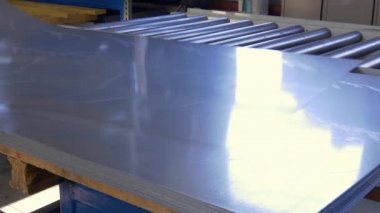 Kesme sac metal fabrikasında endüstriyel Cnc makine üzerinde.