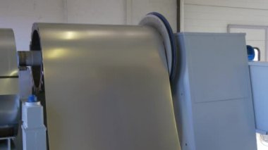 Kesme sac metal fabrikasında endüstriyel Cnc makine üzerinde.