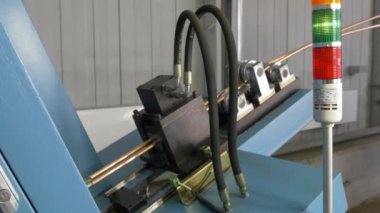 Fabrikada endüstriyel makine üzerinde metal tüplerin bükme.