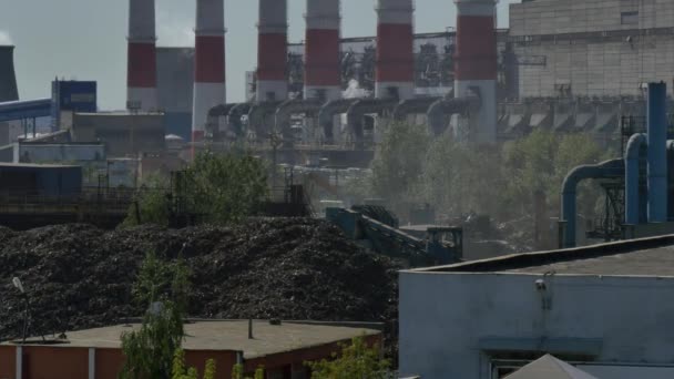 Industriële buizen van plant schoorsteen rook. — Stockvideo