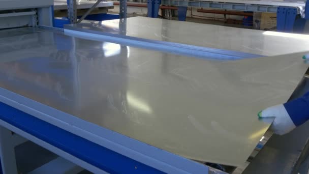 Corte de chapa metálica en máquina CNC industrial en fábrica . — Vídeos de Stock