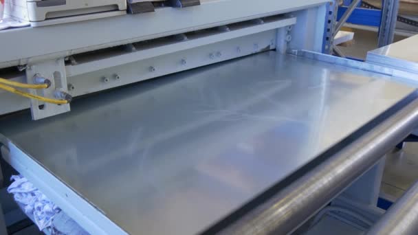 Corte de chapa metálica en máquina CNC industrial en fábrica . — Vídeos de Stock