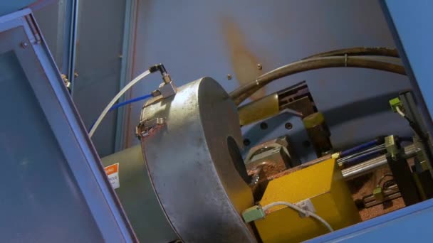 Изгиб и резка металлических труб на промышленном станке с ЧПУ на заводе . — стоковое видео
